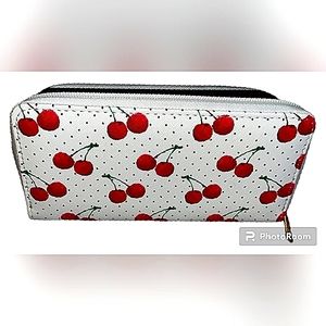 CHERRY 🍒 PRINT WHITE FAUX LEATHER ZIP AROUND WALLET NWOT